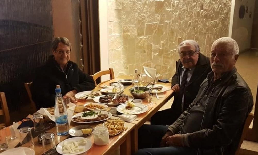 Στην Κύπρο άνοιξαν την εστίαση – Για σουβλάκια ο Αναστασιάδης (εικόνες)